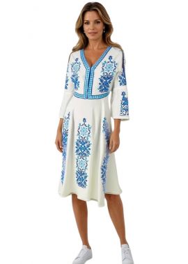 rochie traditionala dama caslua alba brodata cu modele traditionale romanesti in nuante de albastru